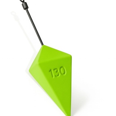 Pêndulo verde geométrico com número 130 em relevo e haste preta