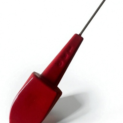 Ferramenta vermelha com cabo metálico e ponta curva sobre fundo branco