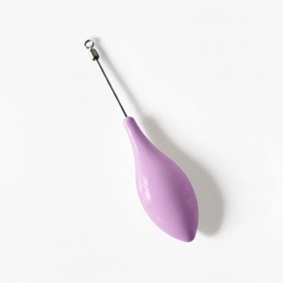 Utensílio de cozinha com cabo lilás e haste metálica