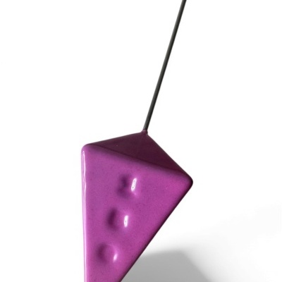 Pingente triangular roxo de cerâmica com haste metálica preta