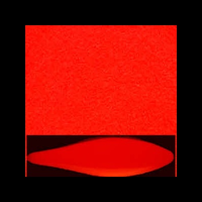 Objeto vermelho alongado sobre fundo preto e vermelho