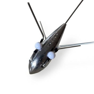 Anzol de pesca metálico com contas brancas e arames