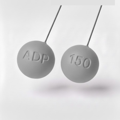 Duas bolas cinzentas suspensas com inscrições ADP e 150