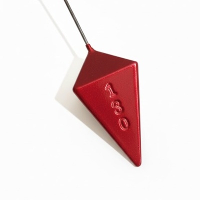 Peso metálico vermelho em forma de pirâmide com número 130 em relevo e arame fino.