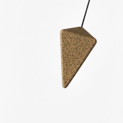 Pendente triangular castanho claro manchado suspenso por fio preto