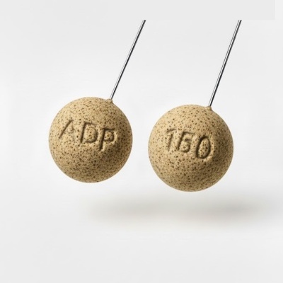 Duas esferas creme porosas com gravuras ADP e 160 suspensas por fios metálicos