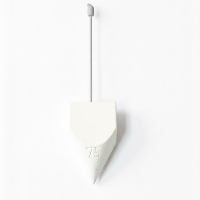 Produto branco com base triangular e haste cinzenta em fundo branco