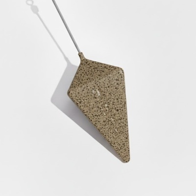 Espátula triangular cinzenta com padrão pontilhado e cabo metálico