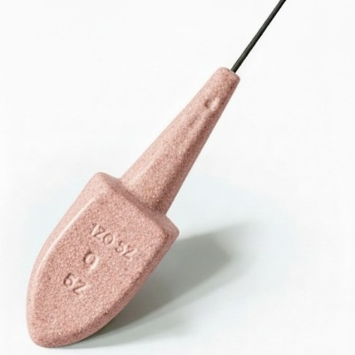 Peneira rosa com cabo comprido sobre fundo branco