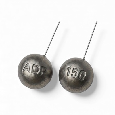 Pesos esféricos metálicos prateados com texto ADP e 150.