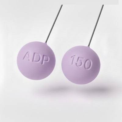 Duas esferas lilases com gravações ADP e 150 penduradas por fios pretos