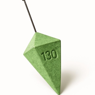 Pesa de pesca verde com número 130 em fundo branco