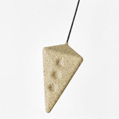 Escada triangular rugosa bege com saliências e cabo preto.