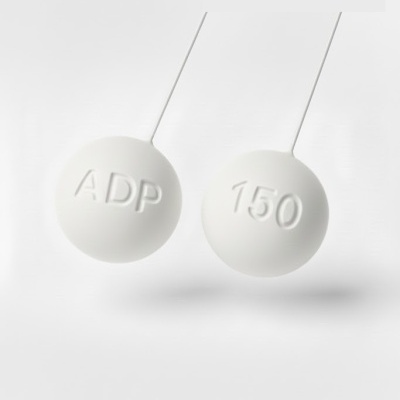 Dois comprimidos brancos redondos com inscrições em relevo ADP e 150 suspensos