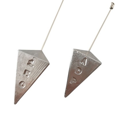 Dois pesos triangulares metálicos prateados pendurados em varas finas de metal com argolas