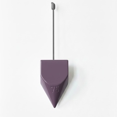 Dispositivo roxo com forma cónica e número 75, pendurado em haste preta sobre fundo branco
