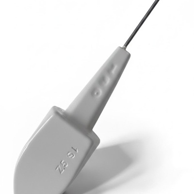 acessório cinzento com haste metálica fina e curva sobre fundo branco