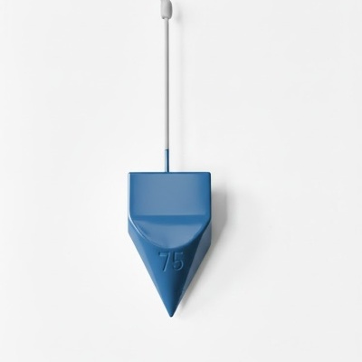 Ferramenta azul em forma de ponta com o número 75 e cabo longo branco