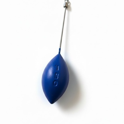 Flutuador de pesca azul com haste metálica e texto TBO em relevo