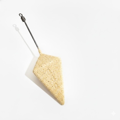 Peneira fina com cabo comprido preto e malha bege em fundo branco