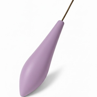 Chopeira violeta com suporte fino em madeira castanha sobre fundo branco