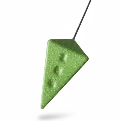 Pêndulo triangular verde texturado com três concavidades suspenso por fio preto