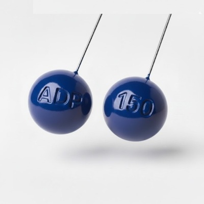 Duas esferas azuis metálicas penduradas com texto em relevo ADP e 150.