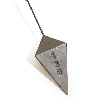 Prumo metálico cinza escuro com número 130 e gancho na parte superior