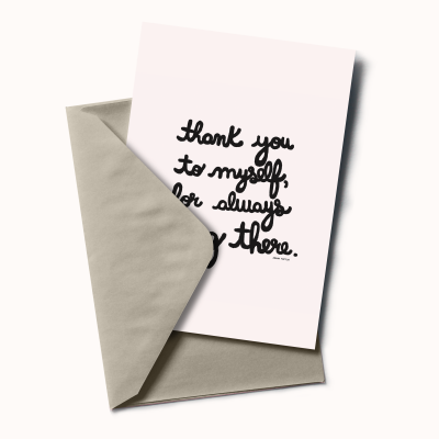 Cartão branco com texto manuscrito preto dentro de envelope cinza claro