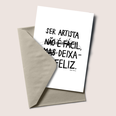 Cartão com frase artística dentro de envelope cinza