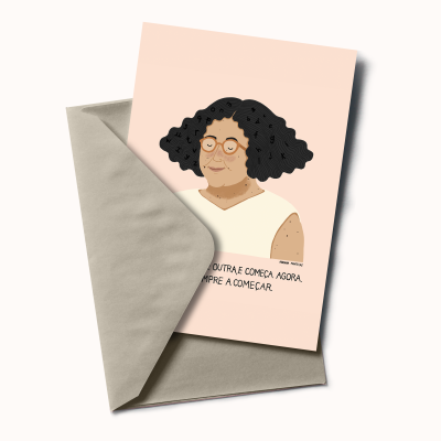 Cartão postal ilustrado parcialmente dentro de envelope cinza