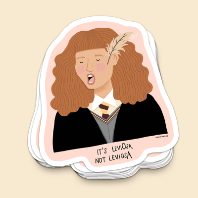 Adesivo de rapariga com uniforme preto e gravata com texto IT'S LEVIOSA, NOT LEVIOSA