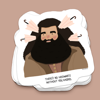 Adesivo ilustrado do personagem Hagrid com texto em inglês sobre Hogwarts
