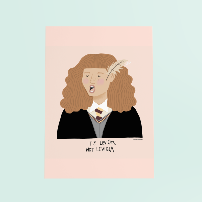 Ilustração de personagem com roupa preta, gravata castanha e dourada, pena no cabelo e texto em inglês