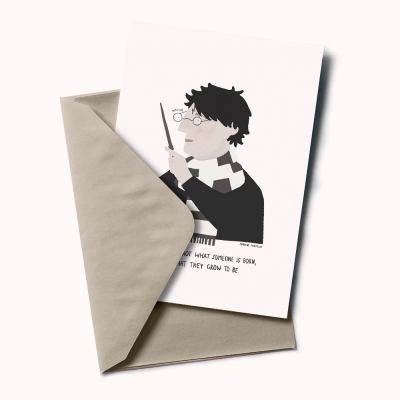 Cartão ilustrado com personagem de cabelo preto, óculos redondos e cachecol às riscas, dentro de envelope castanho.