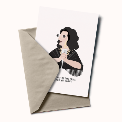 Cartão ilustrado com mulher segurando microfone dentro de envelope cinza