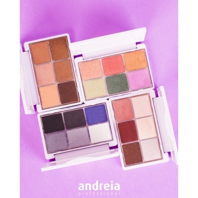 Quatro paletas de sombras Andreia Professional em diferentes cores sobre fundo roxo