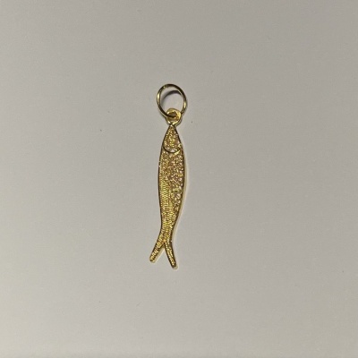 Pequena peça decorativa dourada em forma de peixe com anel