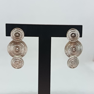 Brincos de metal prateado com design circular texturado