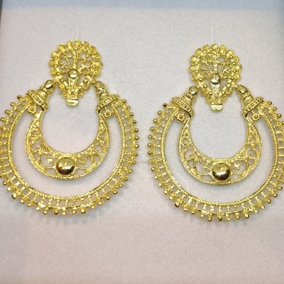 Brincos dourados com detalhes em filigrana sobre fundo branco