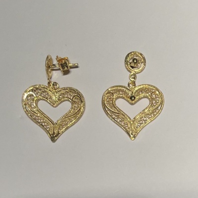 Brincos dourados em forma de coração com decoração detalhada