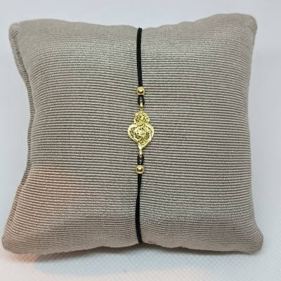 Pulseira de cordão preto com pendente dourado em almofada cinza