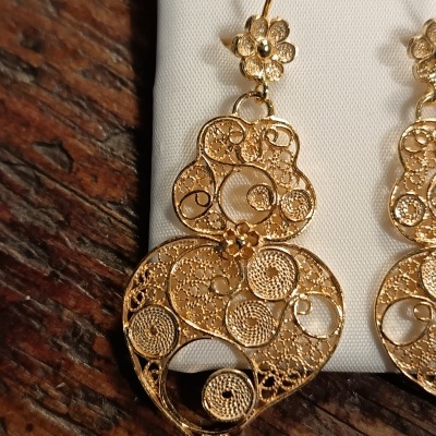 Brinco dourado com filigrana floral