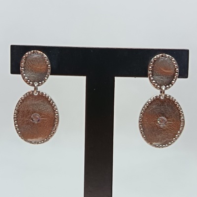 Brincos prateados ovais com pedras centrais em suporte preto