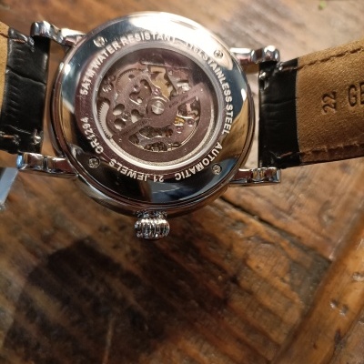 Relógio automático com fundo transparente e pulseira de couro castanha