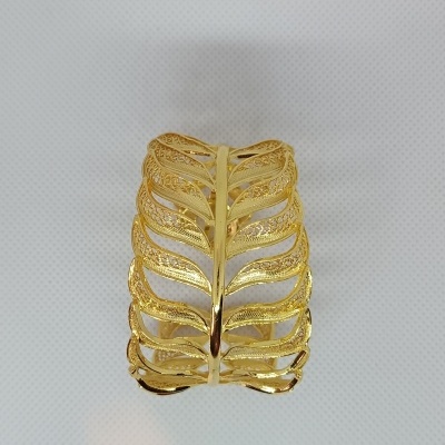 Anel dourado com design de folhas recortadas e texturizadas