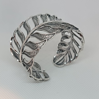 pulseira de prata com design de folha vazada