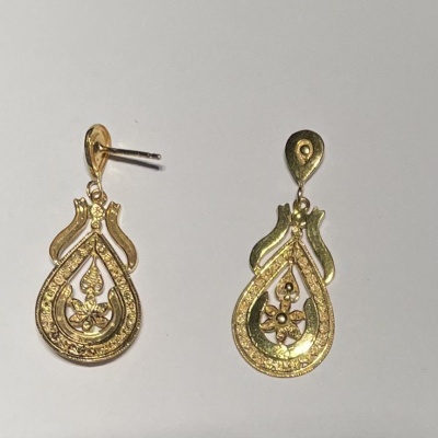 Par de brincos dourados pendentes com design de gota e padrão floral