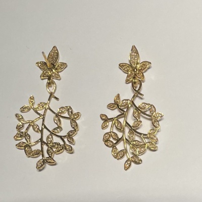 Brincos dourados com design de ramos e flores com pedras brilhantes