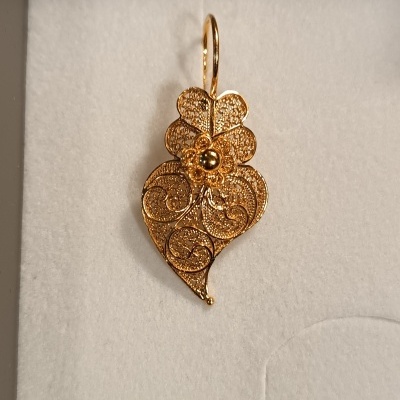 Brinco dourado em filigrana com padrão floral e espiral